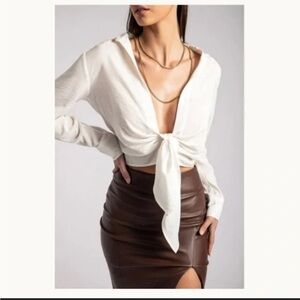 Meshki | Like new white button front cropped tie front long sleeve shirt